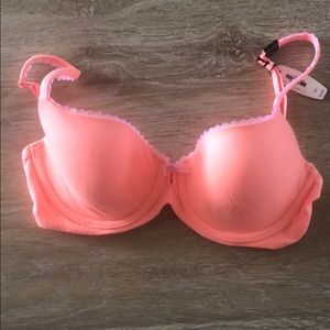 Victoria secret 32D wire bra. New with tags